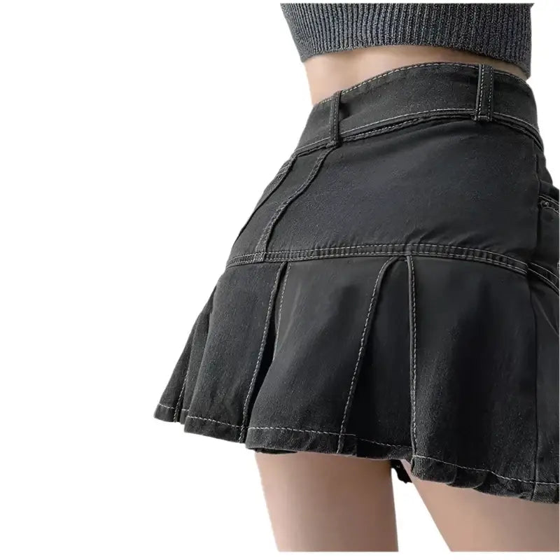 Black pleated mini skirt with a belt, perfect for Y2K fashion enthusiasts