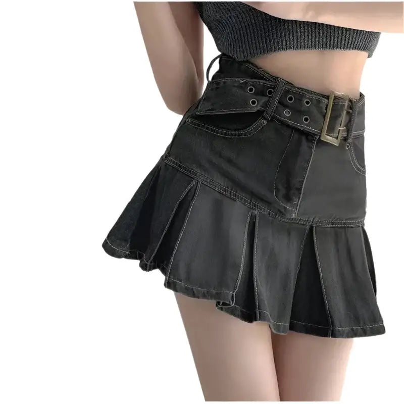 Black pleated mini skirt with wide belt and buckle in Y2K style for trendy outfits