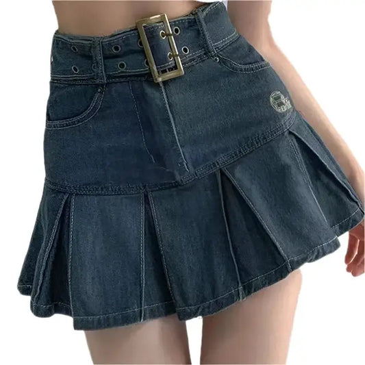 Pleated denim mini skirt Y2K style with a wide belt for a trendy look