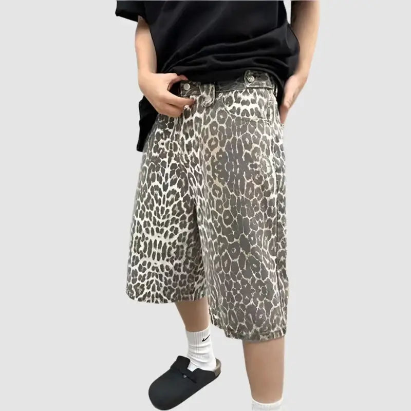 Wide-leg cropped Knit Leopard shorts featuring a stylish leopard print pattern